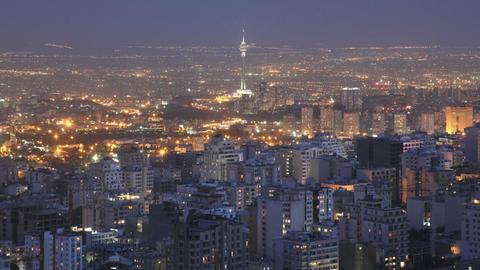 Blick über Teheran im Iran während eines Sonneruntergangs 2012