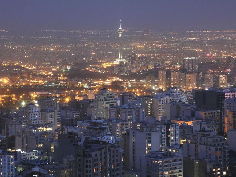 Blick über Teheran im Iran während eines Sonneruntergangs 2012