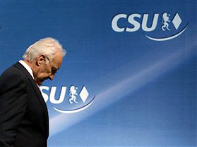Der bayerische Ministerpräsident Edmund Stoiber verlässt auf dem CSU Parteitag in München das Rednerpult. Der bayerische Ministerpräsident Edmund Stoiber verlässt auf dem CSU Parteitag in München das Rednerpult.