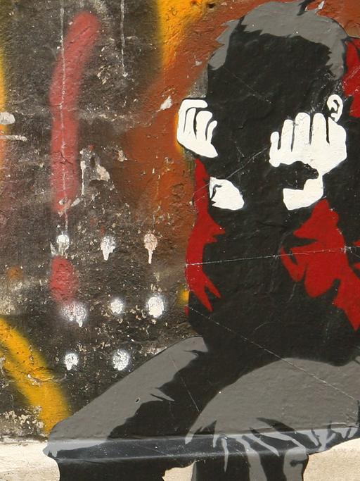 Ein Motiv des Street-Art-Künstlers "Alias" - Ein Junge, der die Hände vor das Gesicht schlägt - in Berlin-Mitte
