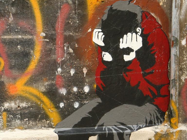 Ein Motiv des Street-Art-Künstlers "Alias" - Ein Junge, der die Hände vor das Gesicht schlägt - in Berlin-Mitte
