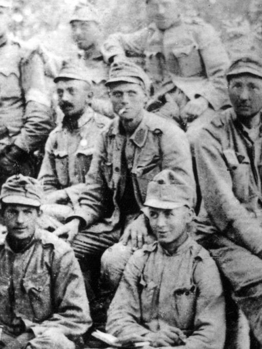 Der tschechische Schriftsteller Jaroslav Hasek (rechts, mit einem Kreuz gekennzeichnet) mit Kameraden an der Front während des Ersten Weltkriegs