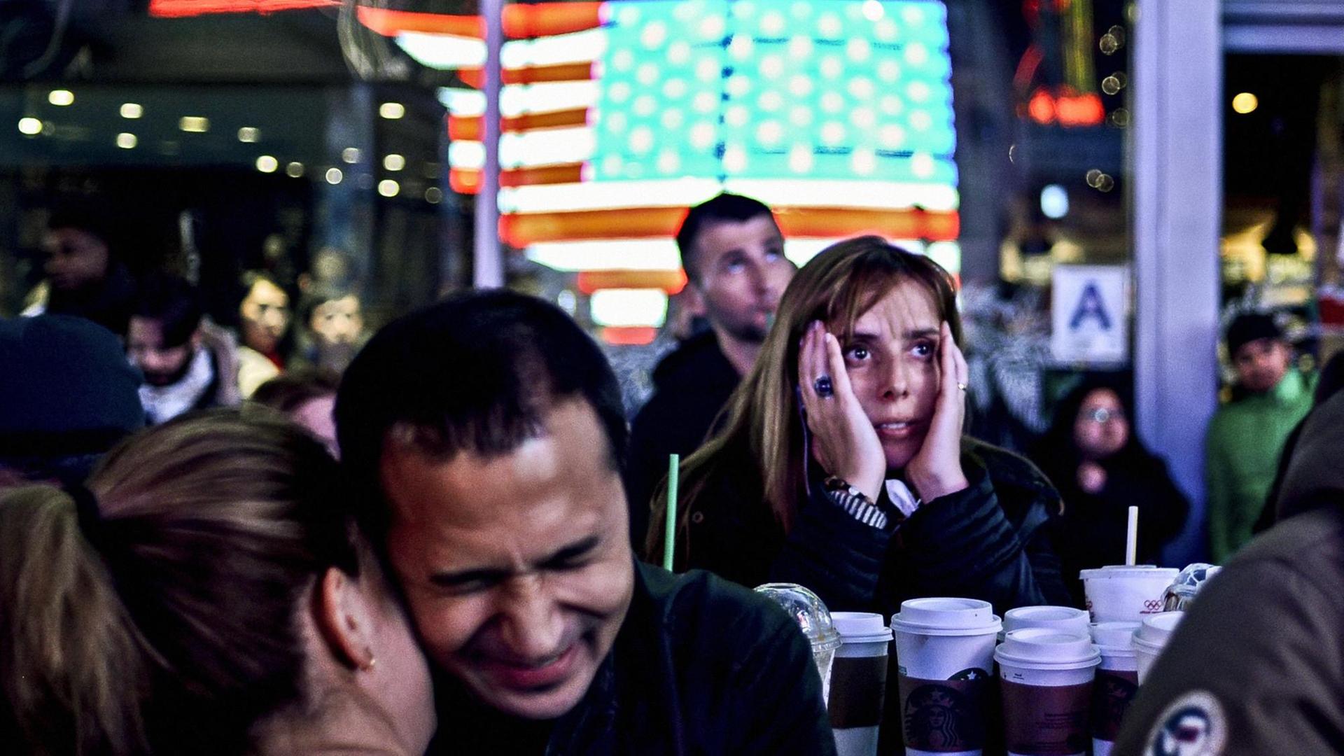 Reaktionen der Unterstützer von Präsidentschaftskandidatin Hillary Clinton am 9. November 2016 am Times Square, NYC, USA
