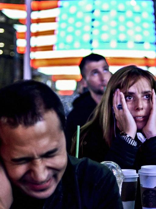Reaktionen der Unterstützer von Präsidentschaftskandidatin Hillary Clinton am 9. November 2016 am Times Square, NYC, USA