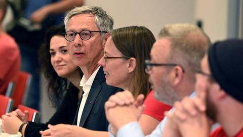 Sascha Karolin Aulepp (M) und Carsten Sieling (2.v.l.), Bürgermeister in Bremen (beide SPD), sitzen beim Auftakt der Koalitionsverhandlungen über ein mögliches rot-grün-rotes Regierungsbündnis am Tisch.