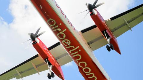 Ein Flugzeug Bombardier Dash 8 der Fluggesellschaft "Air Berlin" landet auf dem Flughafen Dresden International,