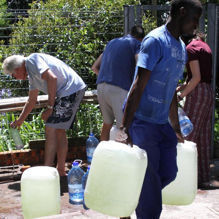 Bürger füllen am 15.12.2017 Wasserkanister an einer natürlichen Quelle in Kapstadts Vorort Newlands auf. Damals war das Wasser in der südafrikanischen Stadt knapp und entsprechend rationiert.