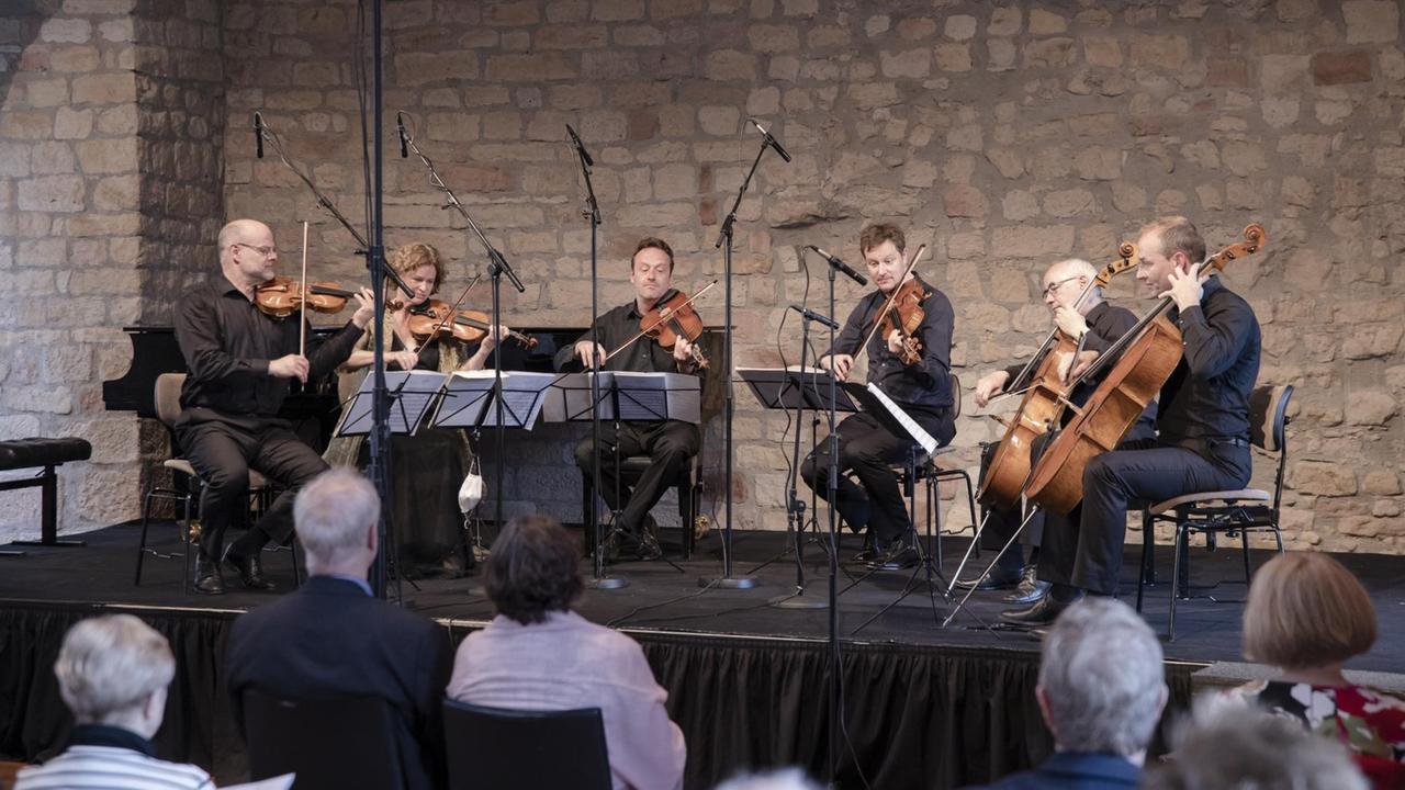Das Mandelring Quartett zusammen mit dem Bratscher Benjamin Rivinius und  Cellisten Gustav Rivinius im Hambacher Schloss am 6.6.21 beim Hambacher Musikfest 