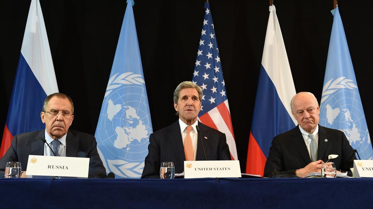 Der russische Außenminister Sergej Lawrow und sein US-amerikanischer Amtskollege John Kerry sowie der UNO-Sondergesandte für Syrien, Staffan de Mistura.