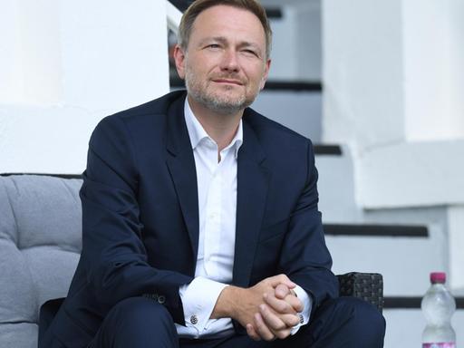 Christian Lindner sitzt auf einer Sofa