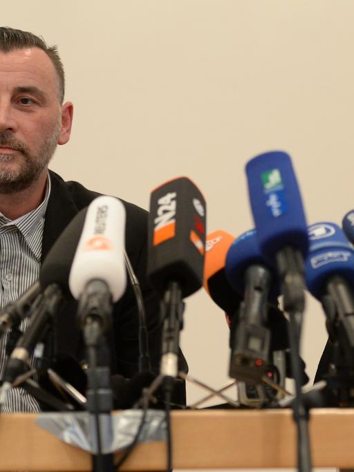 Die Mitbegründer der Dresdner Pegida-Bewegung, Lutz Bachmann und Kathrin Oertel, auf der Pressekonferenz in Dresden.