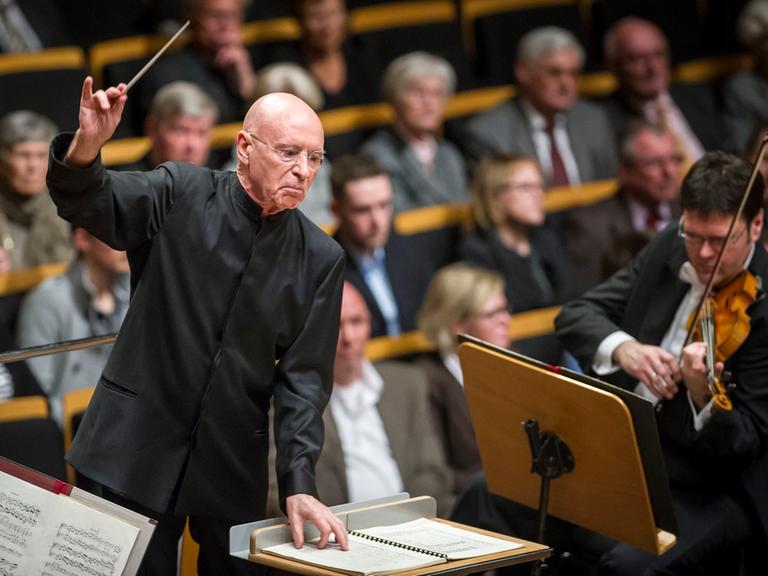 Christoph Eschenbach mit dem Taktstock vor dem NDR-Sinfonieorchester.