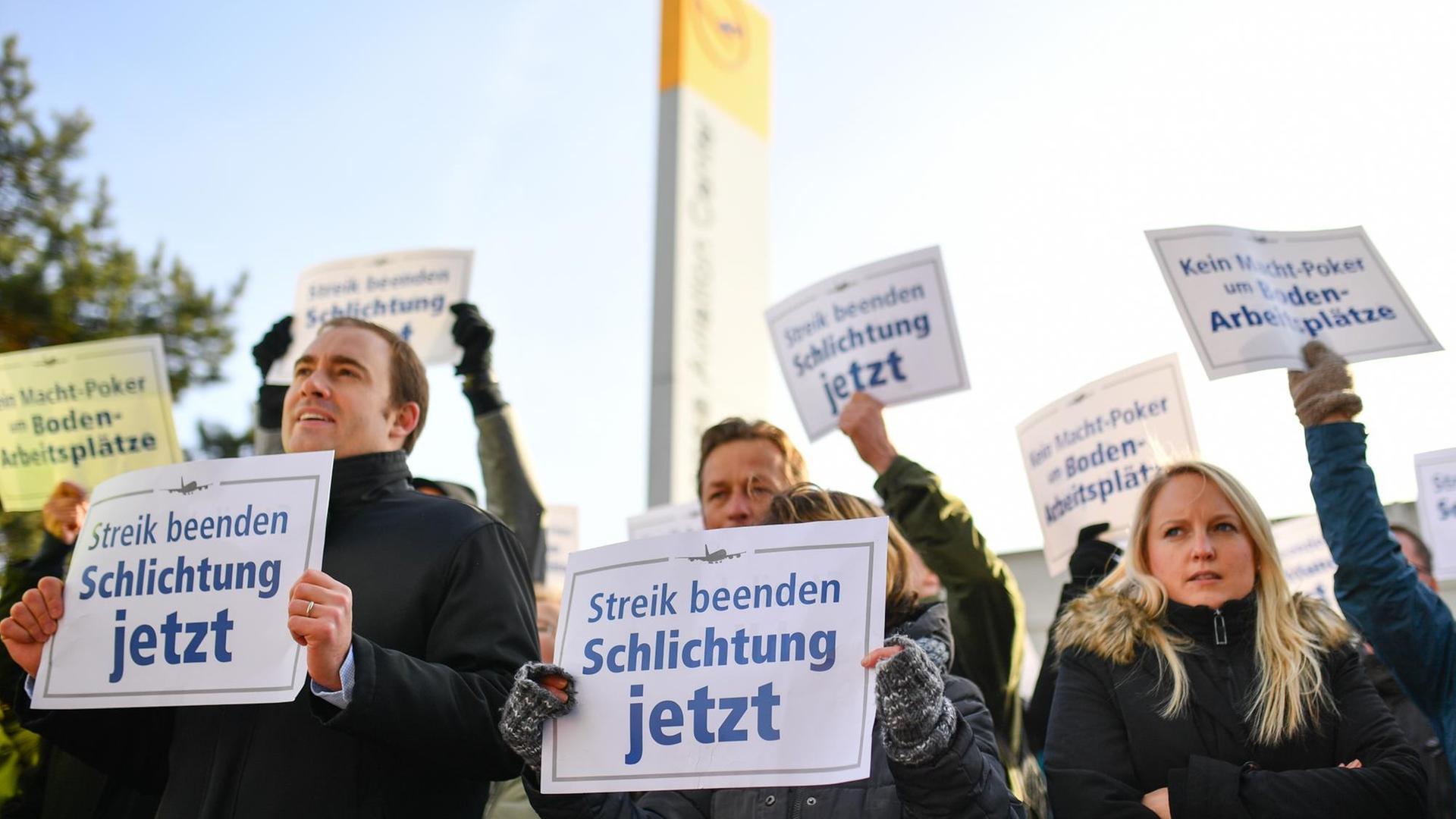 Kundgebung vom Betriebsrat des Frankfurter Bodenpersonals vor der Lufthansa-Unternehmenszentrale