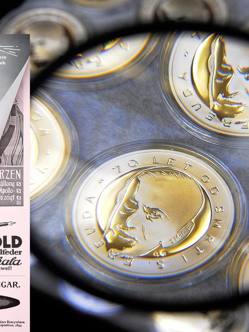Das Cover von "Freuds Dinge: Der Diwan, die Apollokerzen & die Seele im technischen Zeitalter" und Möbel im Freud-Museum Wien. Im Hintergrund sieht man durch eine Lupe eine Münze mit Sigmund Freud.
