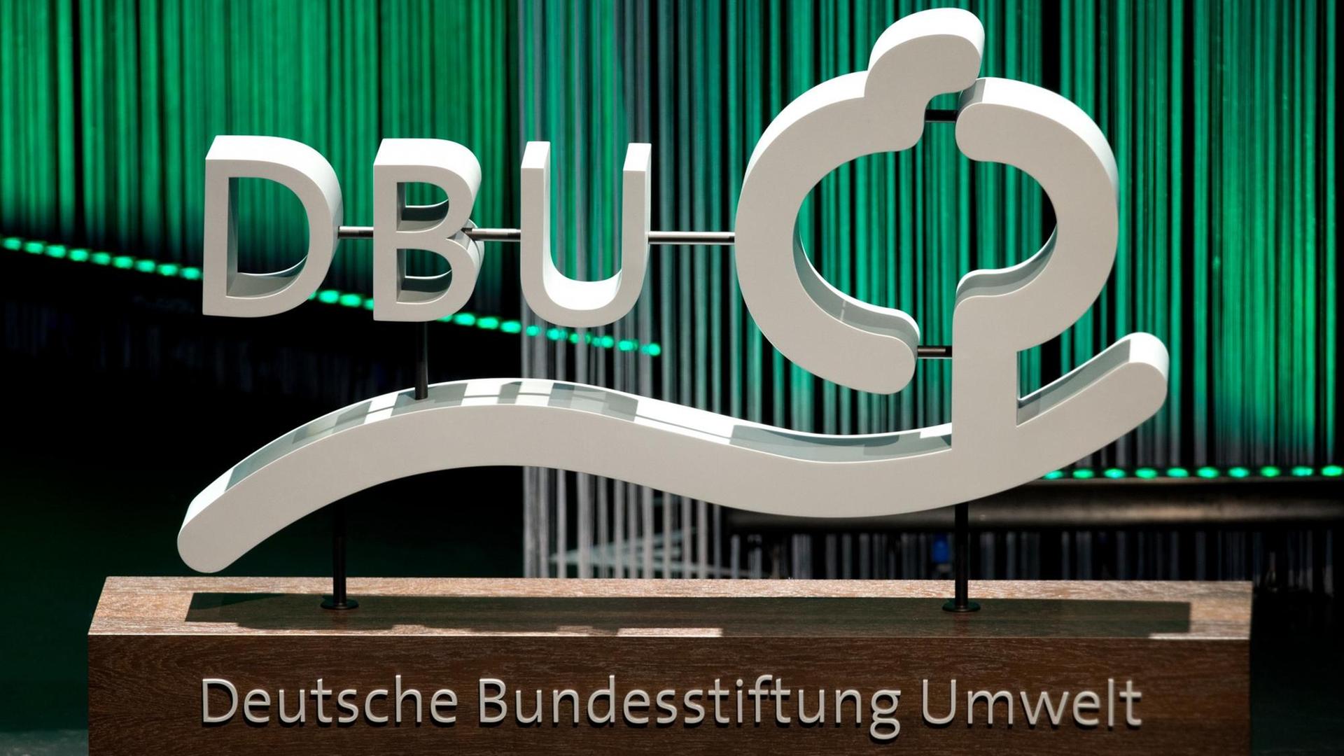 Das Logo der der Deutschen Bundesstiftung Umwelt (DBU), die den Deutschen Umweltpreis jährlich verleiht.