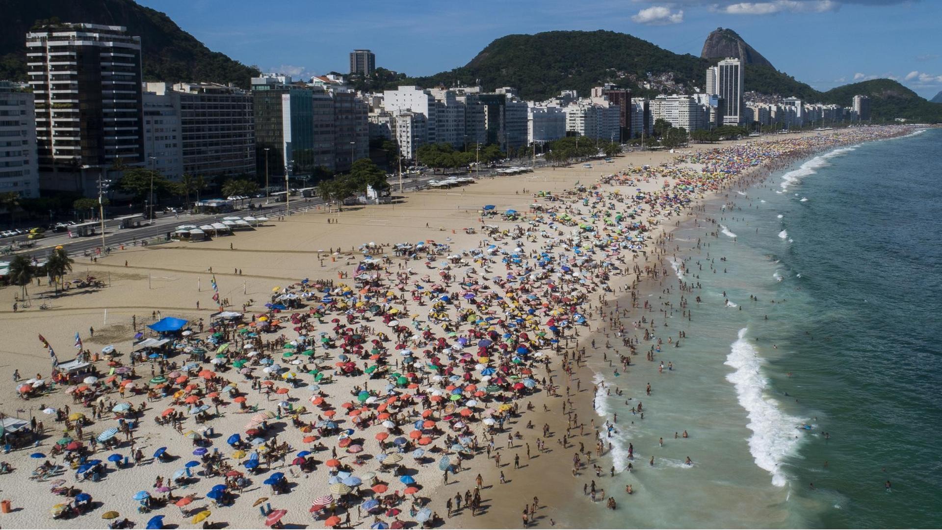 Rio de Janeiro, Brasilien: Menschen liegen in der Corona-Pandemie dicht an dicht am Strand von Copacabana.