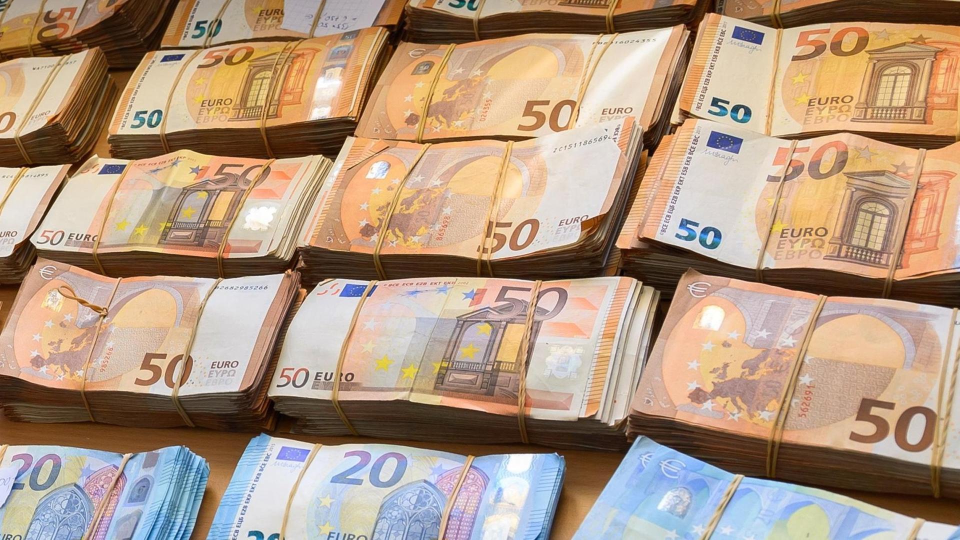 Euro-Banknoten liegen auf einem Tisch.