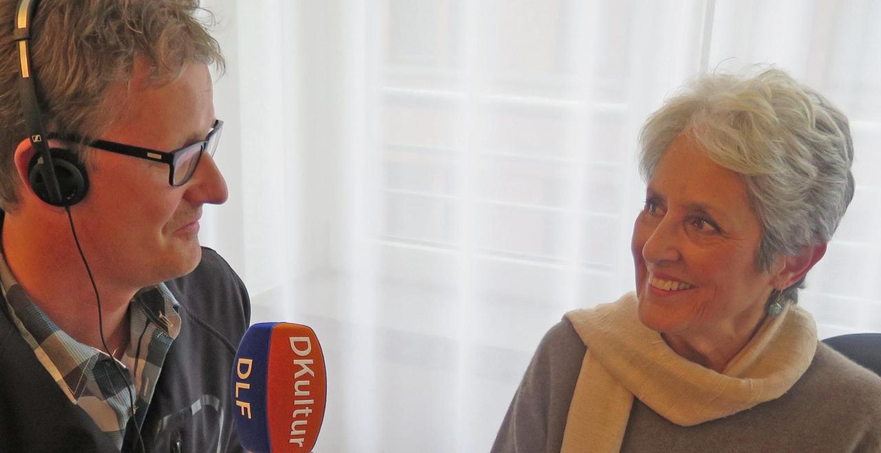 Carsten Beyer interviewt die US-amerikanische Folksängerin Joan Baez, Aufnahme vom 21. Mai 2015