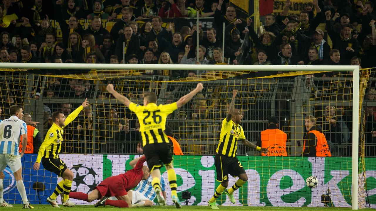 Dortmund's Felipe Santana (R) celebrates after scoring the 3-2 during the UEFA Champions League quarter final second leg soccer match between Borussia Dortmund and Malaga CF at BVB stadium Dortmund in Dortmund, Germany, 09 April 2013. Photo: Bernd Thissen