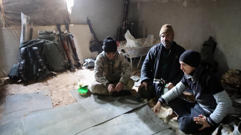 Das Foto zeigt Kämpfer der Rebellen nahe Aleppo, die Tunnel bauen, um sich auf einen Angriff der syrischen Streitkräfte vorzubereiten.