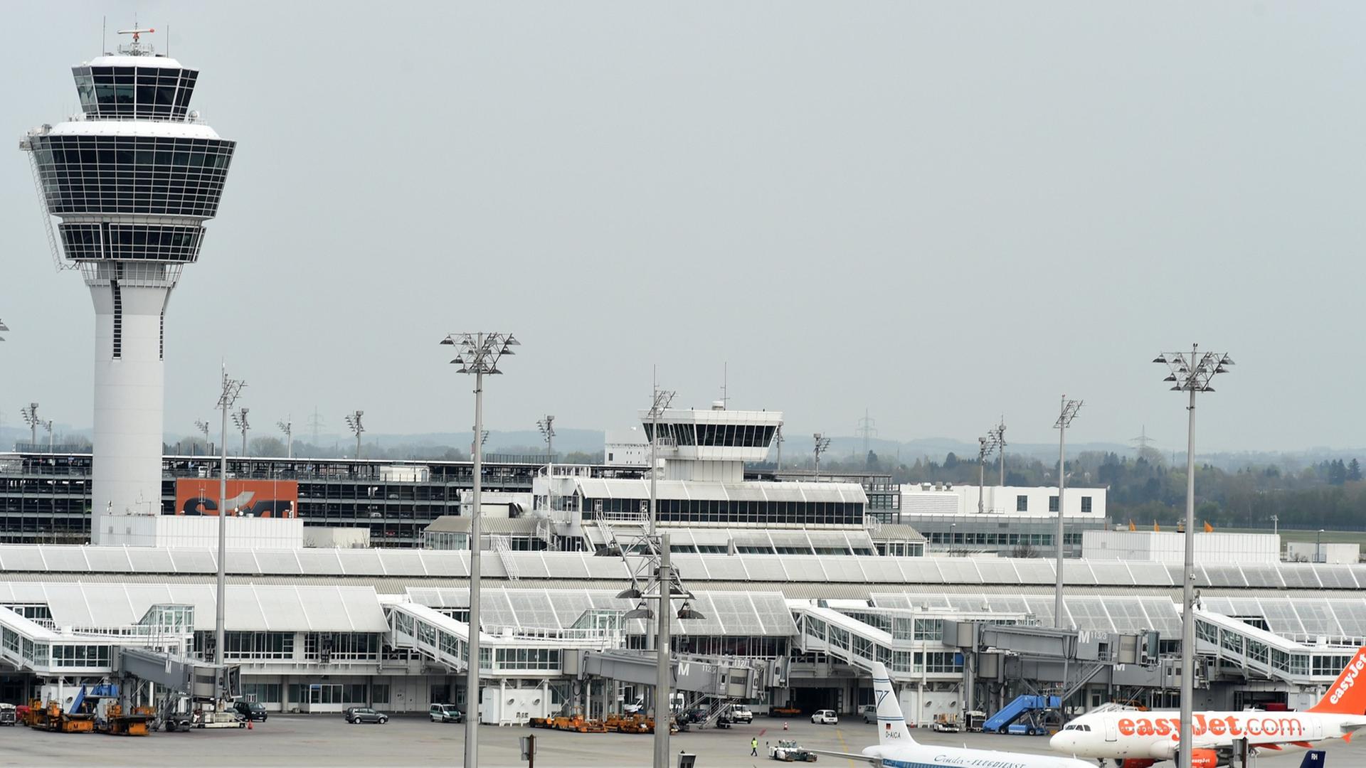 Das Bild zeigt den Flughafen München von außen, auch der Tower ist zu sehen. Das Bild zeigt den Flughafen München von außen, auch der Tower ist zu sehen.