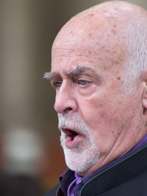 Der belgische Sänger José van Dam bei der Beerdigung Königin Fabiolas in Brüssel