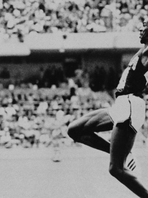 Bob Beamon bei seinem Weltrekord-Sprung am 18. Oktober 1968 bei den Olympischen Spielen in Mexiko City.