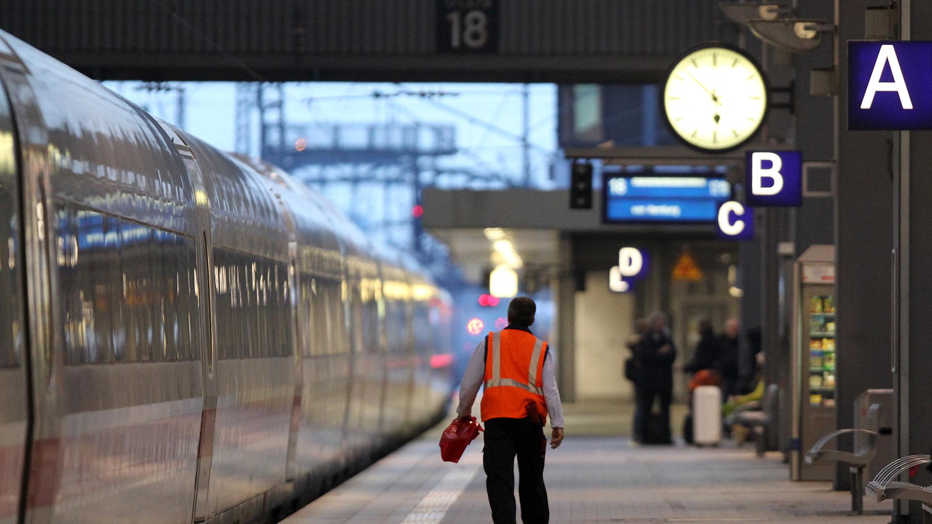Ein leerer Bahnsteig in München - ein Warnstreik ist angekündigt.