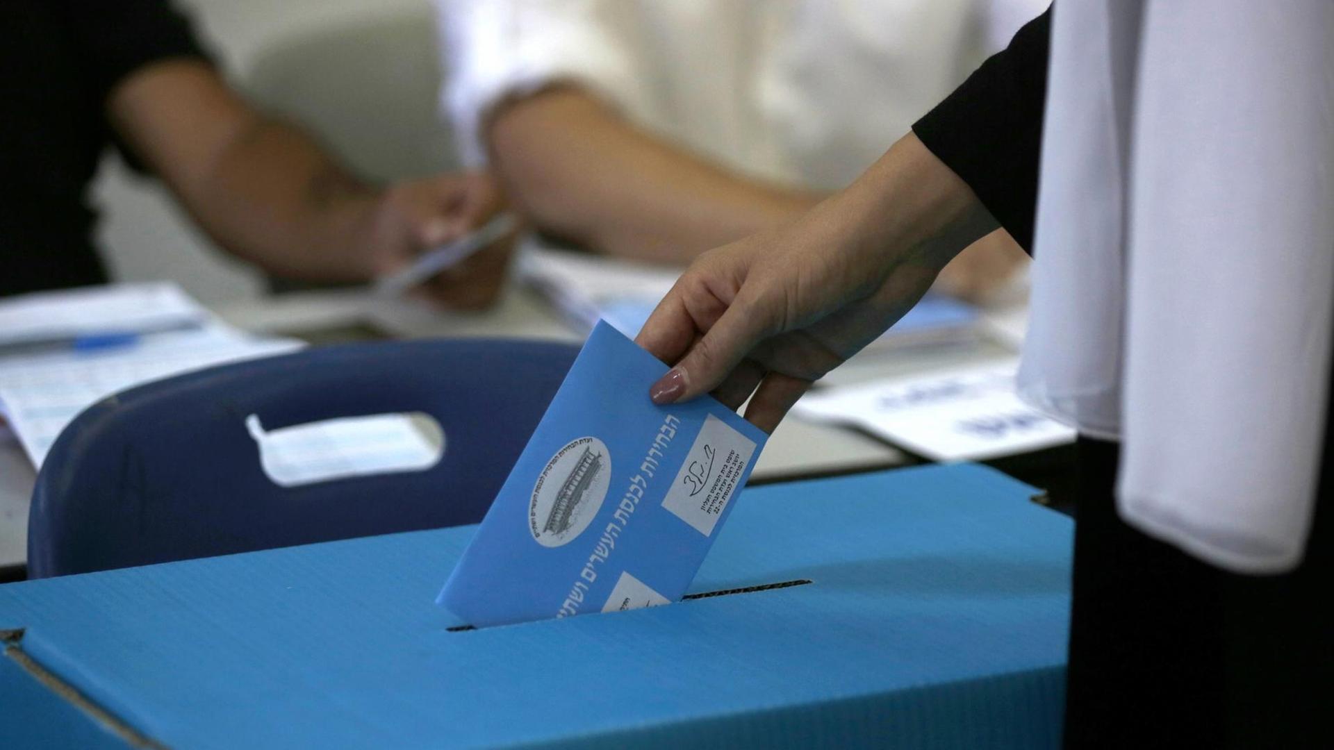 Eine Frau gibt bei der Parlamentswahl in Israel ihre Stimme ab.