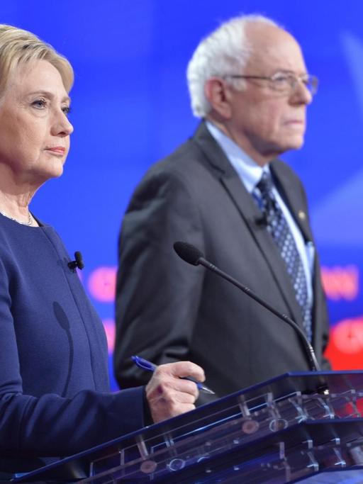 Ein Foto des US-Senders CNN zeigt Hillary Clinton neben Bernie Sanders während einer TV-Debatte der Demokraten im US-Bundesstaat Michigan.