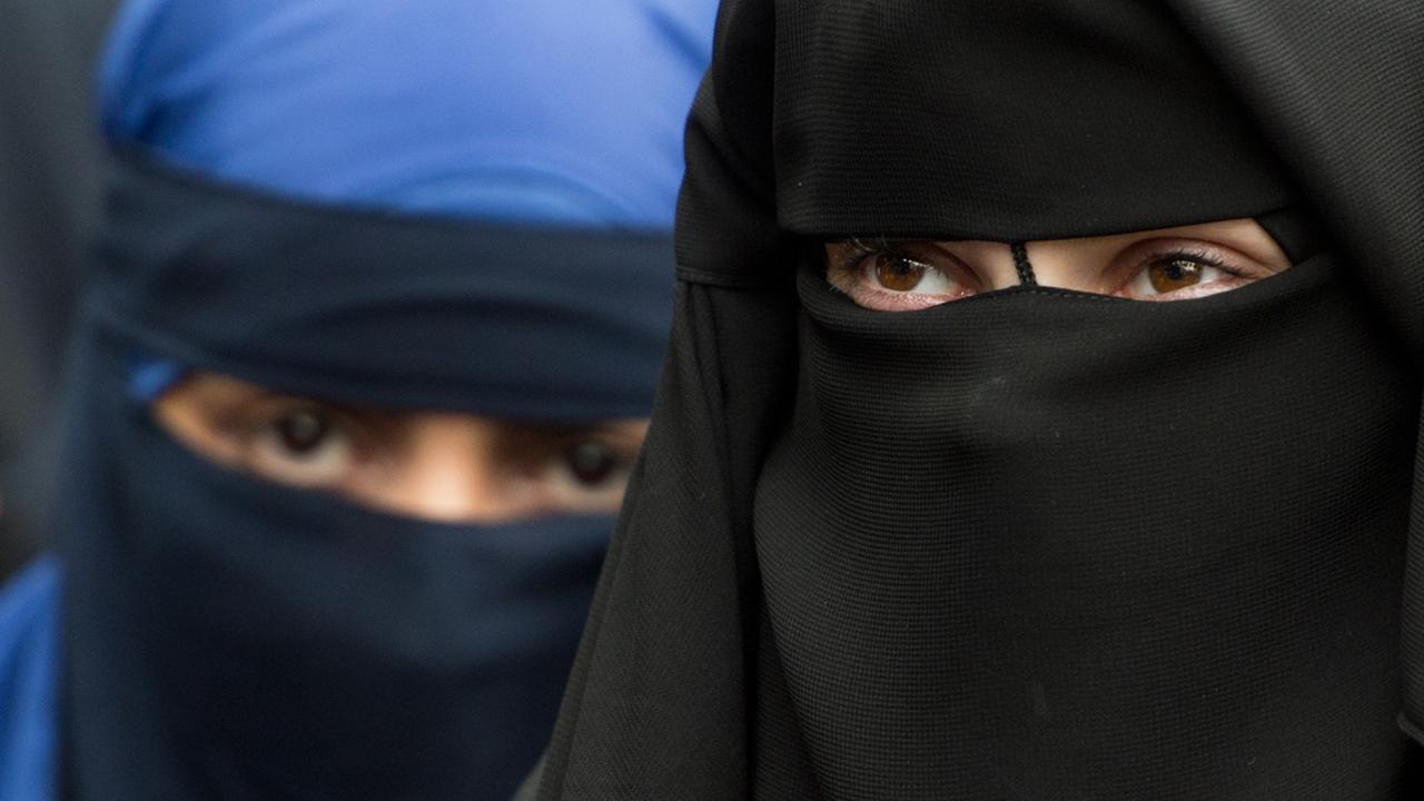 Vollverschleierte Frauen auf einer Kundgebung des radikalen Salafistenpredigers Pierre Vogel in Offenbach.