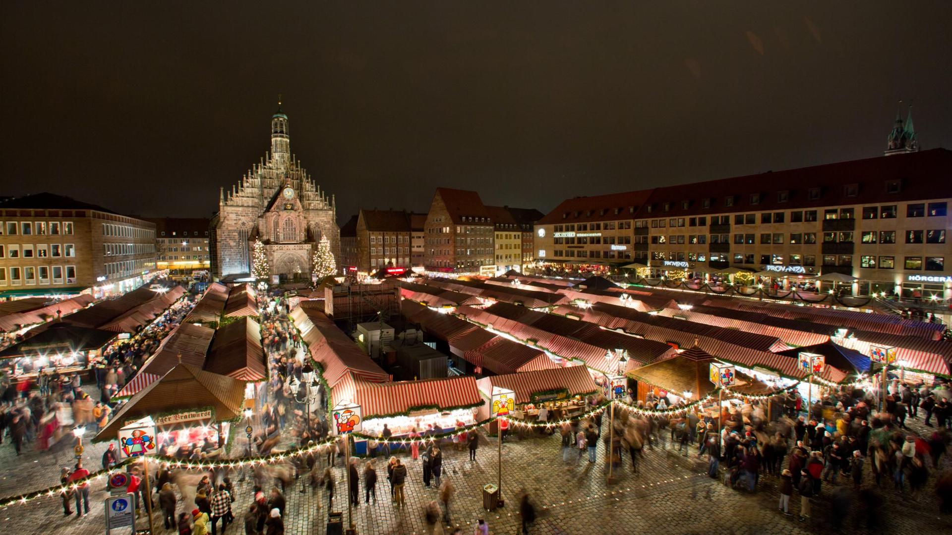 Blick auf den Nürnberger Christkindlesmarkt am 28.11.2014 in Nürnberg (Bayern). Foto: Daniel Karmann/dpa