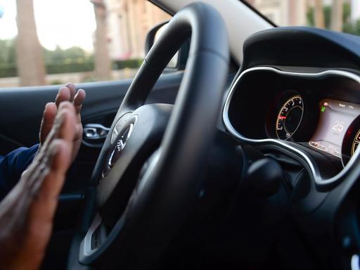 Ein mit Bosch-Technik ausgestattetes, autonom fahrendes Auto des Typs Jeep Cherokee Ein mit Bosch-Technik ausgestattetes, autonom fahrendes Auto des Typs Jeep Cherokee