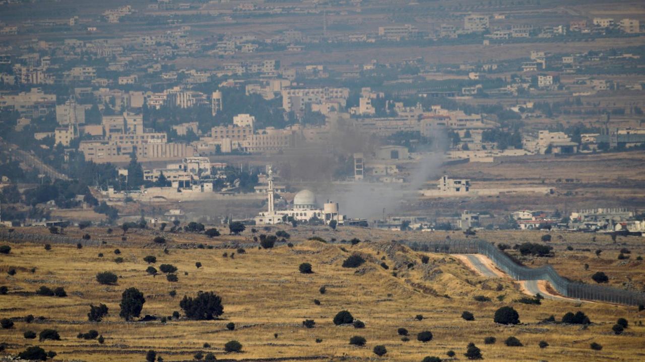 Blick von den von Israel besetzten Golanhöhen auf die syrische Seite der Grenze, wo nach einem Luftangriff Rauch aufsteigt