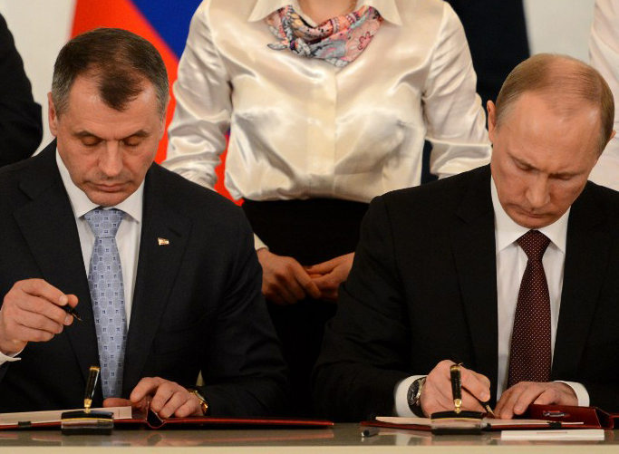 Der Sprecher der Krimparlamentes, Wladimir Konstantionov, und der russische Präsident Wladimir Putin bei der Unterzeichnung des Vertrags