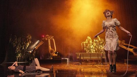 Eine Szene aus Liliom mit Maja Schöne (Julie) und Yohanna Schwertfeger (Marie).