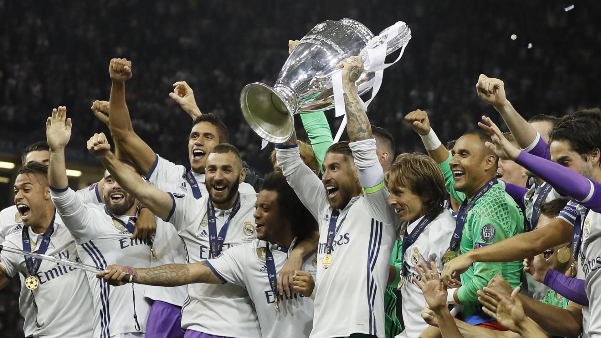 Die Spieler von Real Madrid jubeln über ihren Pokal.