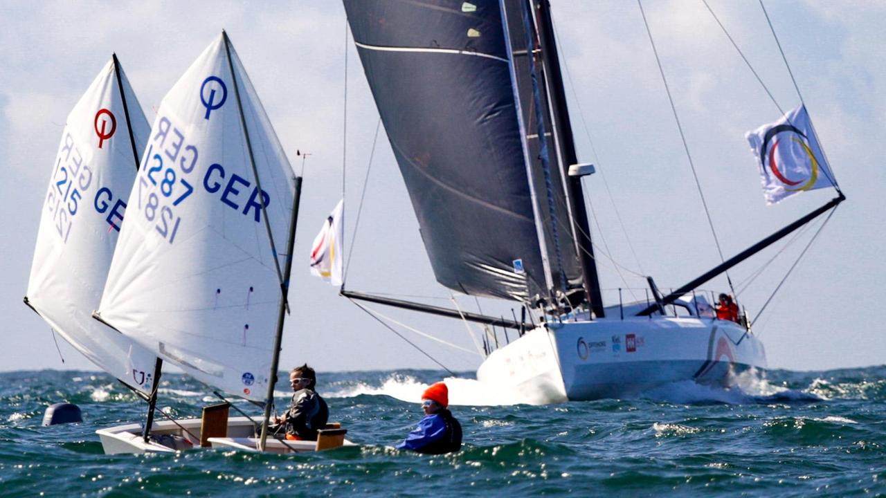 Die IMOCA-Yacht "Einstein" vor Helgoland, wo zeitgleich der Störtebeker Opti-Cup, die einzige Hochseeregatta für Optimisten, ausgetragen wurde.