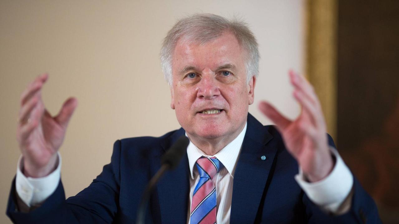 Horst Seehofer, Ministerpräsident von Bayern, antwortet auf Fragen aus dem Auditorium. Er gestikuliert und hebt beide Hände.