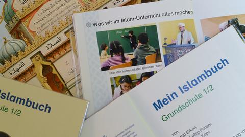 Mehrere Ausgaben des Schulbuches "Mein Islambuch" liegen an der Henri-Dunant-Schule in Frankfurt (Hessen) auf einem Tisch.