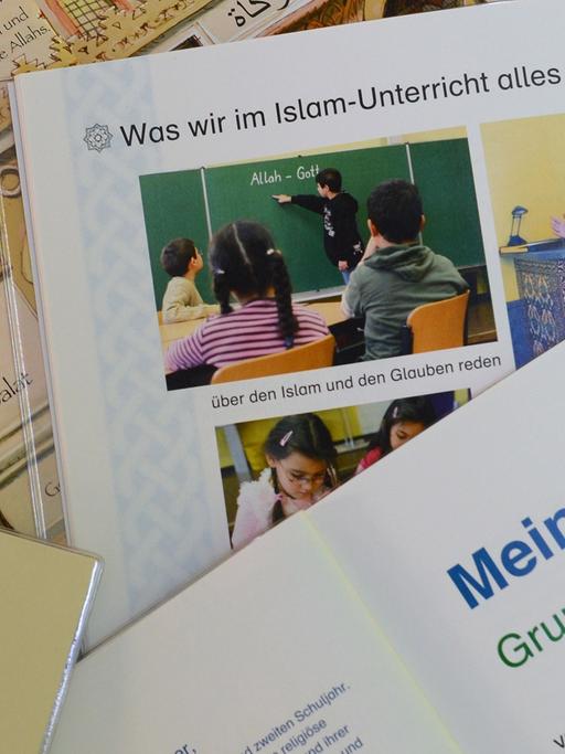 Mehrere Ausgaben des Schulbuches "Mein Islambuch" liegen an der Henri-Dunant-Schule in Frankfurt (Hessen) auf einem Tisch.