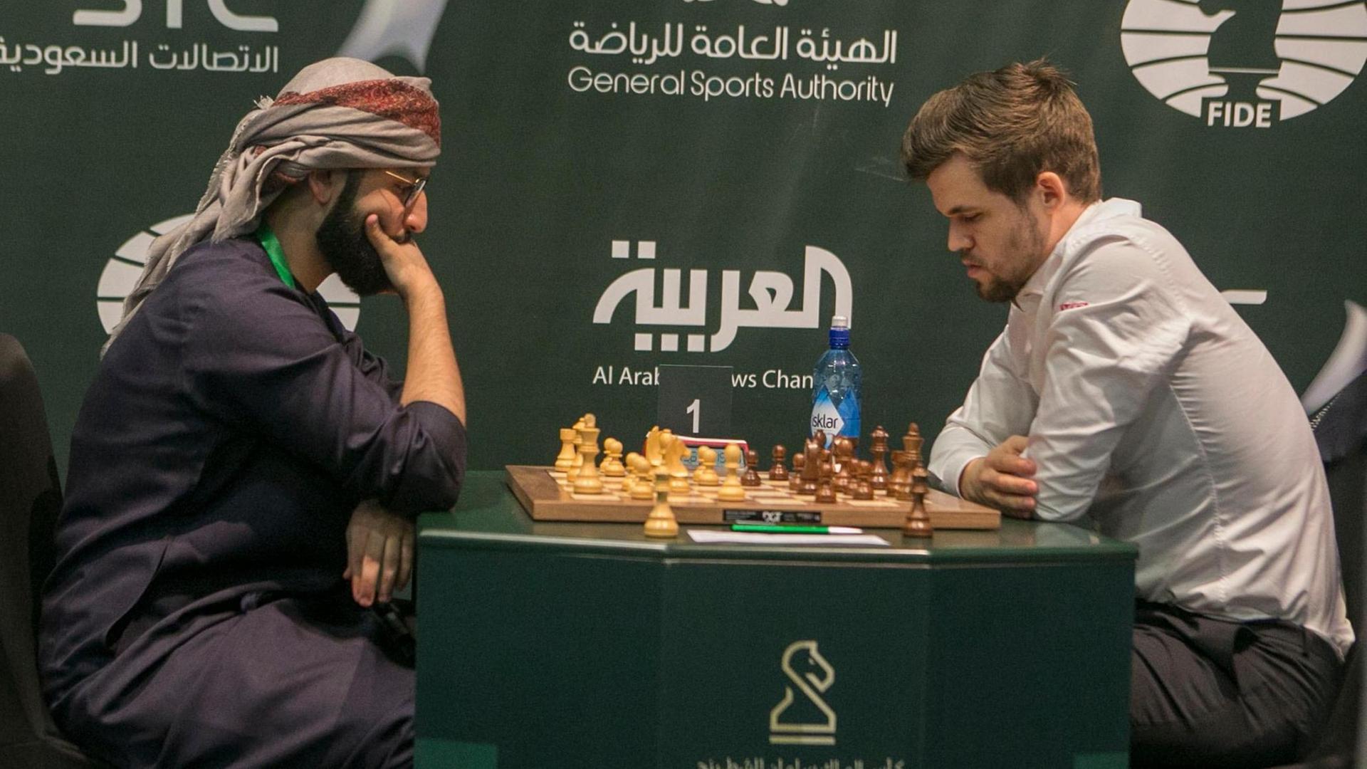 Der norwegische Schachspieler Magnus Carlsen (r) spielt in Riad während des Schach-Wettbewerbs "King Salman World Rapid and Blitz".