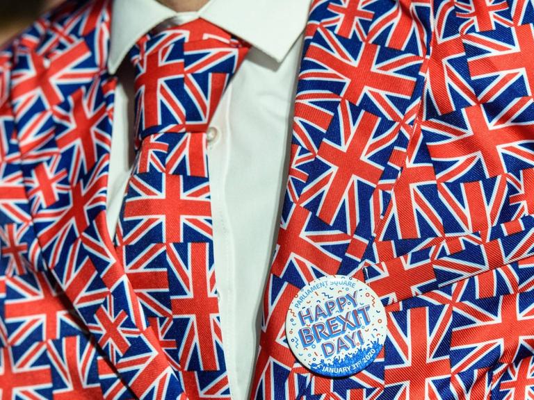 Ein englischer 'Pro-Brexit' Demonstrant mit einem 'Happy Brexit Day' Button am Anzug in Nationalfarben vor dem Parliament Square in London, 31. Januar, 2020.