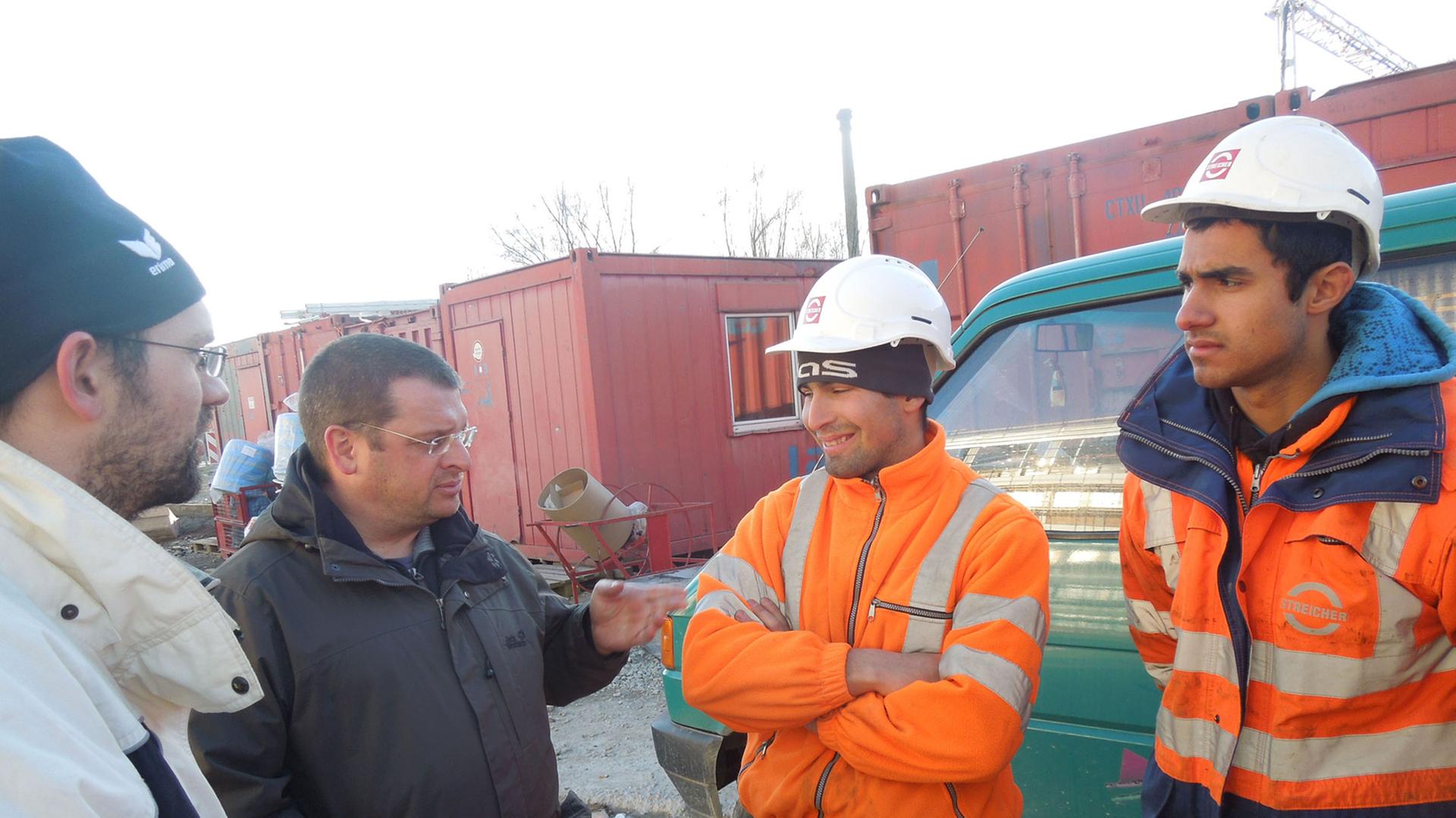 Bayerisch-bulgarische Baubesprechung. Vier Auszubildende aus Burgas lernen bei der Baufirma (Streicher) in Niederbayern