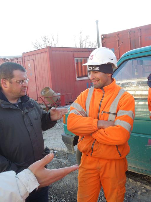 Bayerisch-bulgarische Baubesprechung. Vier Auszubildende aus Burgas lernen bei der Baufirma (Streicher) in Niederbayern