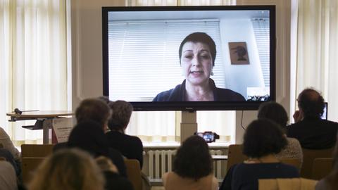 Die türkische Gastprofossorin Istar Gözaydin Savasir ist für ihre Antrittsvorlesung an der Universität Leipzig via Skype zugeschaltet