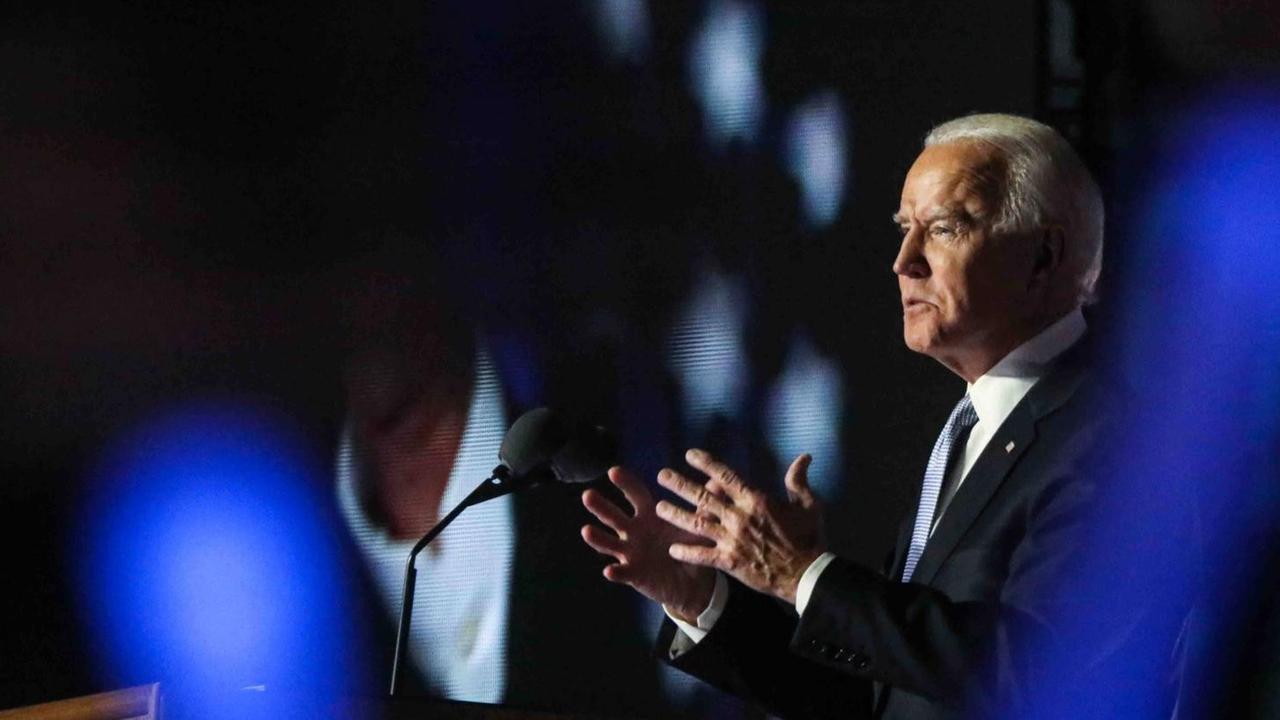 Joe Biden steht vor einer Flagge von den USA