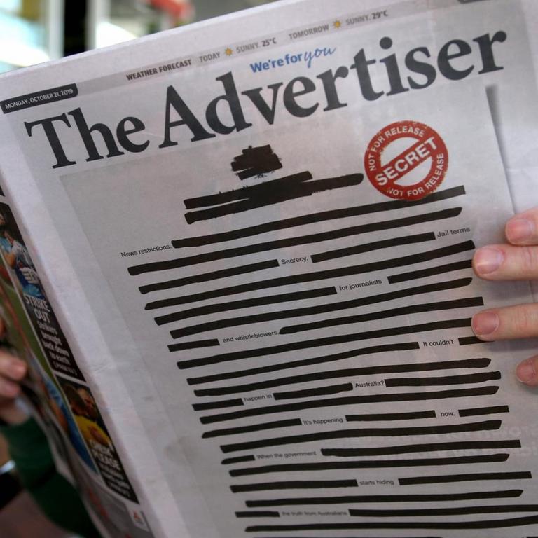 Ein Mann liest die australische Tageszeitung "Adelaide Advertiser", auf deren Titelseite im Oktober 2019 die Artikel geschwärtz sind. Die Zeitung nimmt damit an der Kampagne "Your right to know" teil.