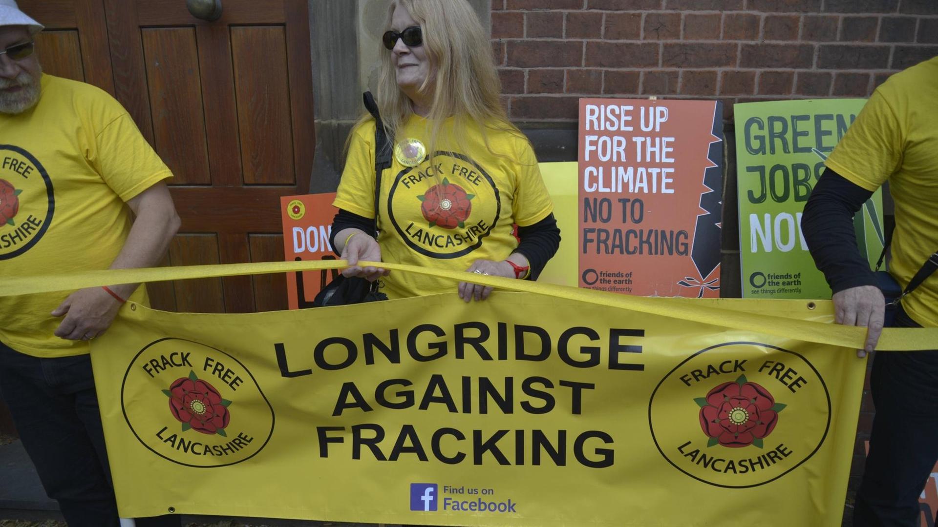 Drei Teilnehmer einer Demonstration gegen das Fracking am 23. Juni 2015 in Preston in England.