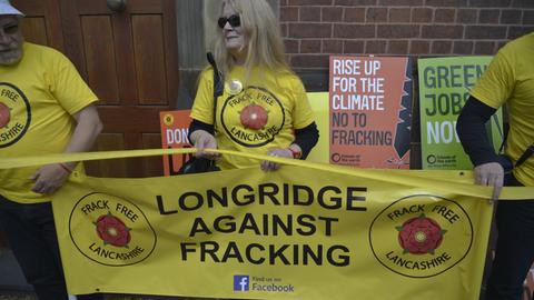 Drei Teilnehmer einer Demonstration gegen das Fracking am 23. Juni 2015 in Preston in England.